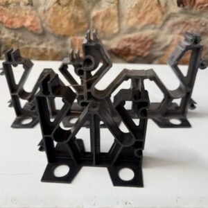 Soporte plásticos para tuberías o cañerías eléctricas.